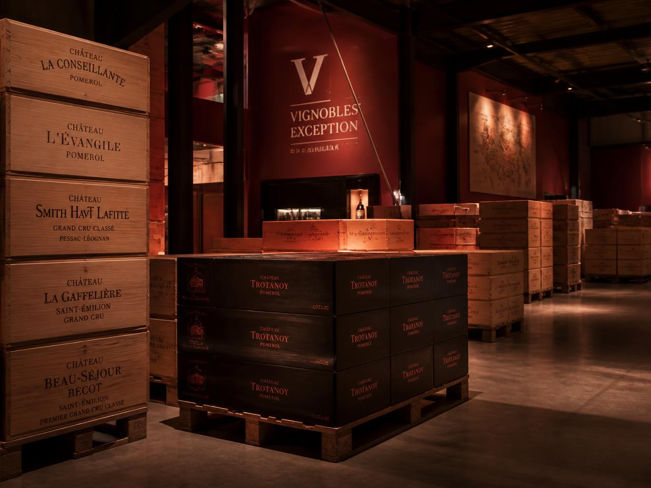Pallets y cajas de vino listos para distribución en bodega